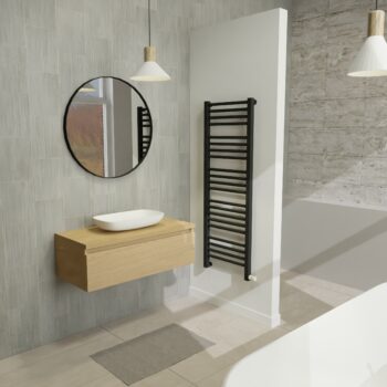 Maatwerk design wastafelkast, gemaakt van eiken hout fineer of eiken hout massief met een blad van eiken en 1 waskom van Solid Surface. Het front te openen d.m.v. Greeplijst boven