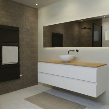 Maatwerk design badmeubel, gemaakt van Wit melamine of gespoten mdf met een blad van eiken en 1 waskom van Solid Surface. Het front te openen d.m.v. Greeplijst boven en midden