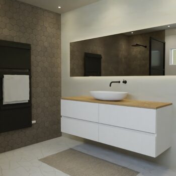 Maatwerk design wastafelkast, gemaakt van Wit melamine of gespoten mdf met een blad van eiken en 1 waskom van Solid Surface. Het front te openen d.m.v. Greeplijst midden