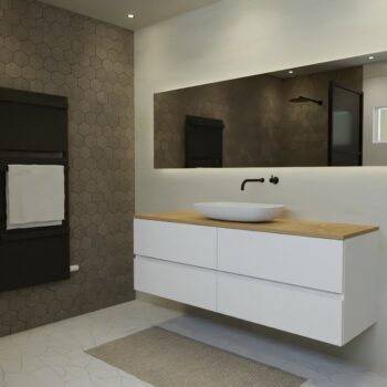 Maatwerk design badkamermeubel, gemaakt van Wit melamine of gespoten mdf met een blad van eiken en 1 waskom van Solid Surface. Het front te openen d.m.v. Greeplijst midden